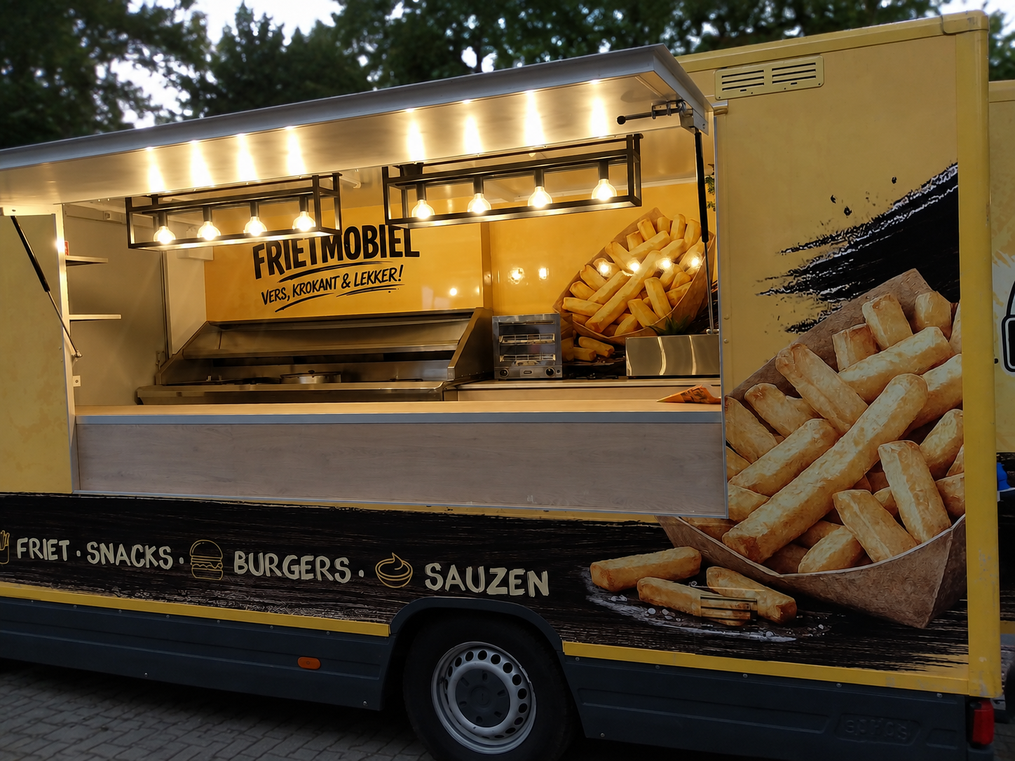 Friet Mobiel foodtruck open en klaar voor service